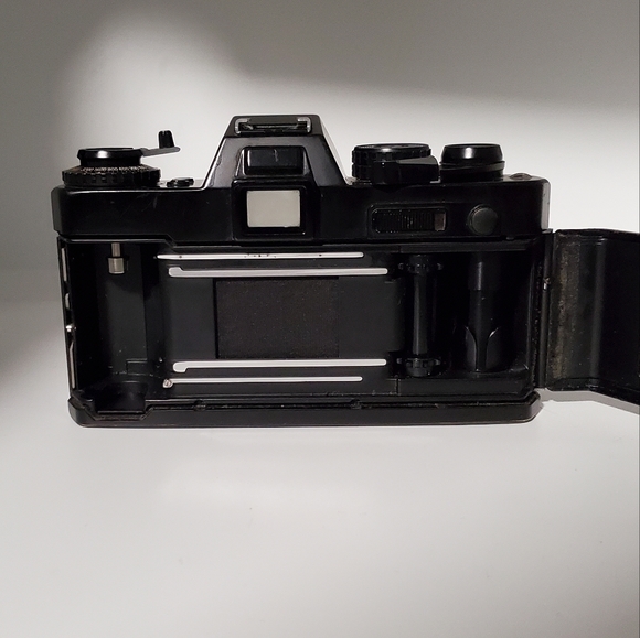 Vintage Yashica FR 35mm Film Camera - Picture 4 of 9